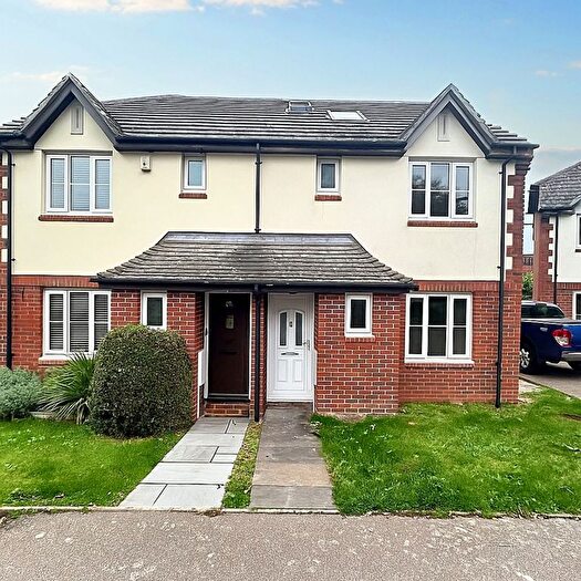 4 Bedroom Semi-detached House To Rent In Howlsmere Close, Halling, ME2