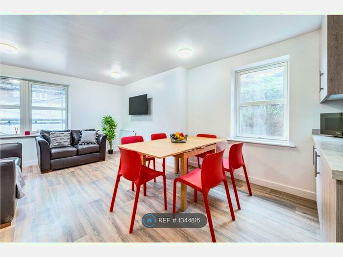 6 Bedroom Flat To Rent In Greenwood Lodge, Winchester, SO22