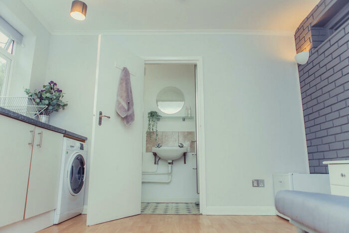 Studio To Rent In Dapdune Road, Guildford, GU1