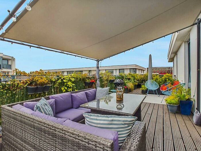 2 Bedroom Apartment To Rent In Chertsey, Surrey, KT16