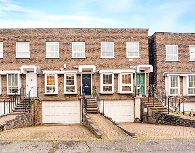 4 Bedroom Detached House For Sale In Shaftesbury Way, Twickenham, TW2