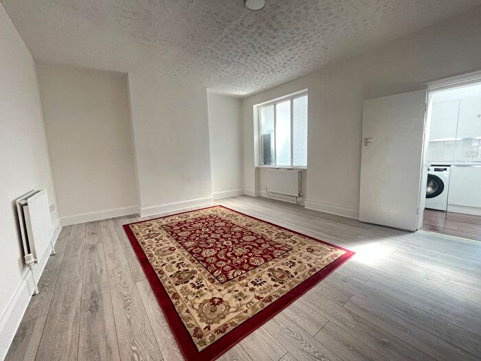 4 Bedroom Flat To Rent In Green Lane, Dagenham, RM8