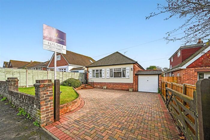 2 Bedroom Detached Bungalow For Sale In Hawthorn Road, Horndean, PO8