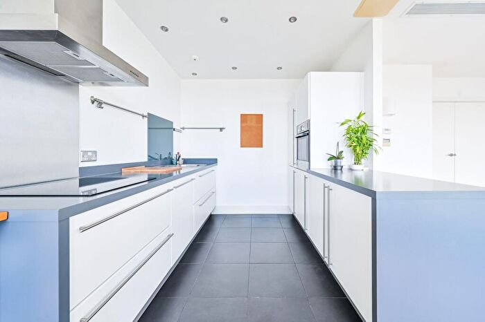 3 Bedroom Flat To Rent In Cadogan Road, Woolwich, London, SE18