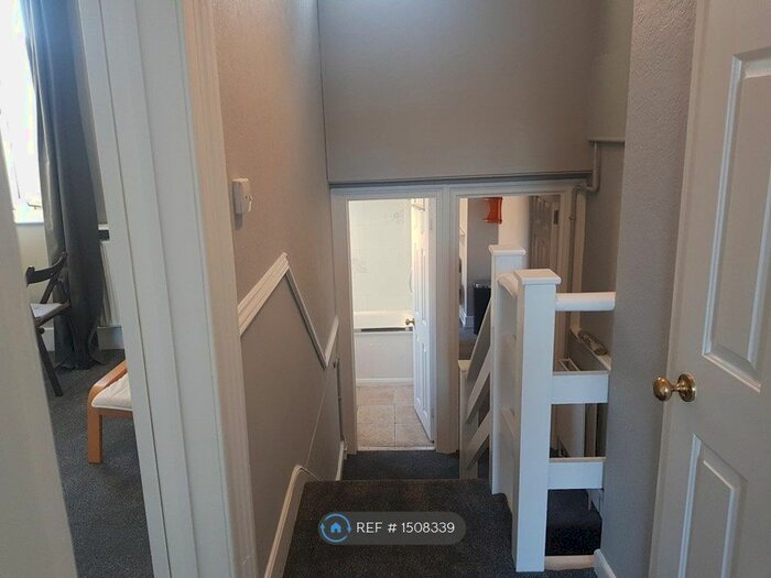 2 Bedroom Flat To Rent In Top Floor, London, W12