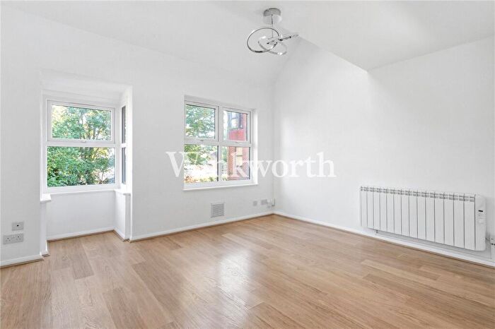 2 Bedroom Apartment For Sale In Pilgrims Close, London, N13