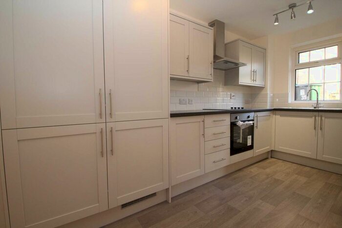 1 Bedroom Detached House To Rent In Grove Gardens, Tring, Hertfordshire, HP23