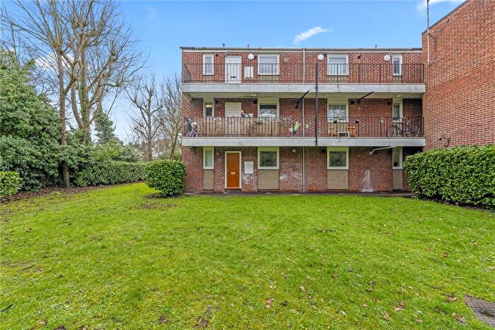 2 Bedroom Flat For Sale In Deacons Walk, Hampton, TW12