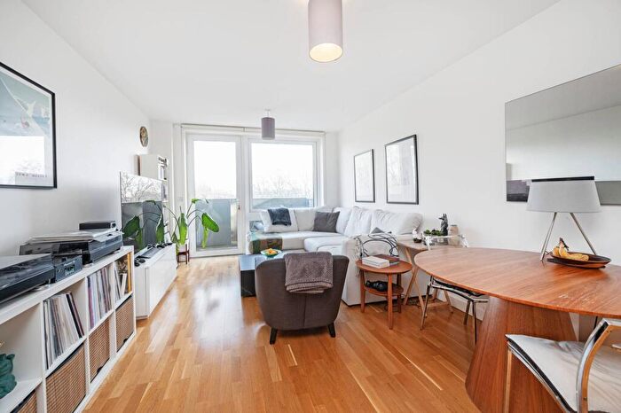 2 Bedroom Flat For Sale In Killick Way, Tower Hamlets, London, E1