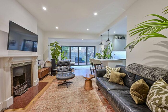 2 Bedroom Flat For Sale In Delamere Road, Wimbledon, London, SW20