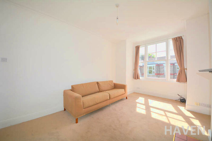 2 Bedroom Maisonette Flat To Rent In Leslie Rpad, East Finchley, London, N2