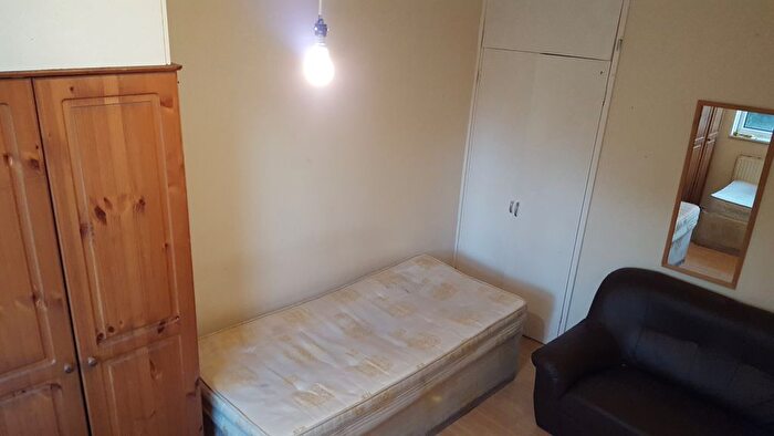 5 Bedroom Flat To Rent In Wager Street, London, E3