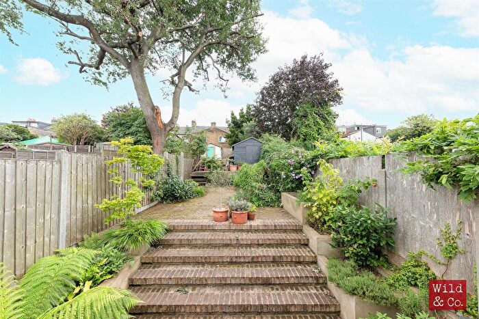 5 Bedroom House To Rent In Roding Road, Hackney, E5