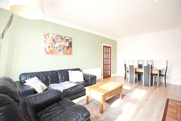 2 Bedroom Flat To Rent In Gloucester Court, Golders Green Road, London, NW11