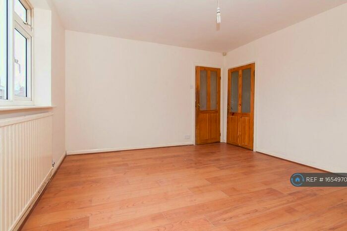 3 Bedroom Semi-Detached House To Rent In Wentworth Avenue, Salford, M6