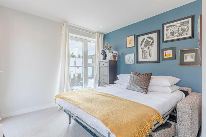 2 Bedroom Apartment To Rent In Taybridge Road, London, SW11