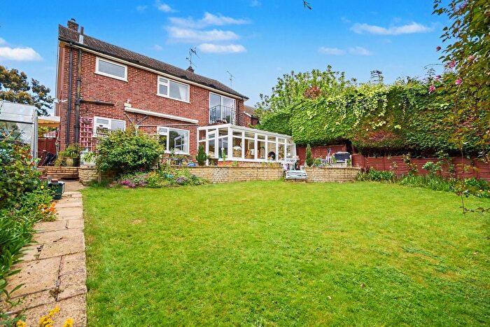 4 Bedroom Detached House For Sale In Farnham Park Close, Farnham, Surrey, GU9