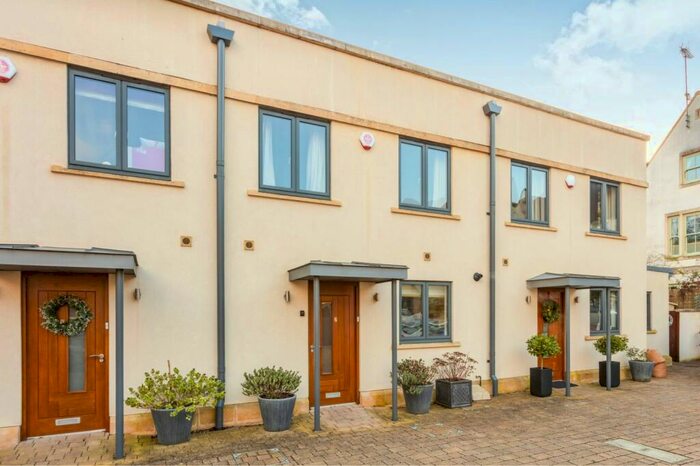 3 Bedroom Terraced House To Rent In Arkenside Mews, GL7