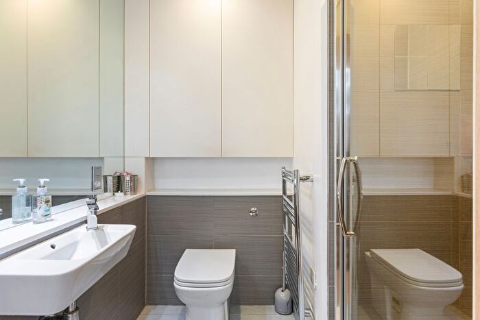2 Bedroom Flat For Sale In Copenhagen Street, Islington, London, N1
