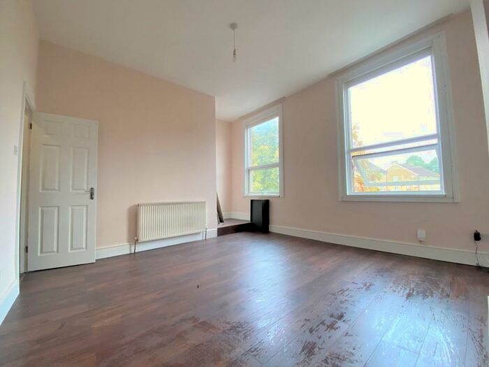 2 Bedroom Apartment To Rent In Park Lane, London, N17