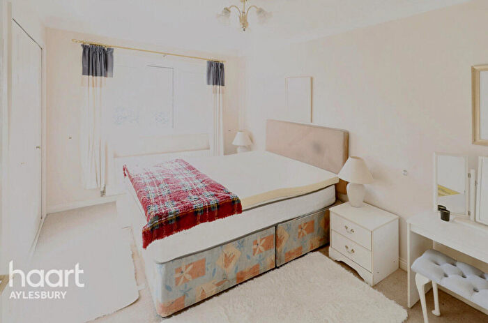 3 Bedroom End Of Terrace House For Sale In Hinds Way, Aylesbury, HP21
