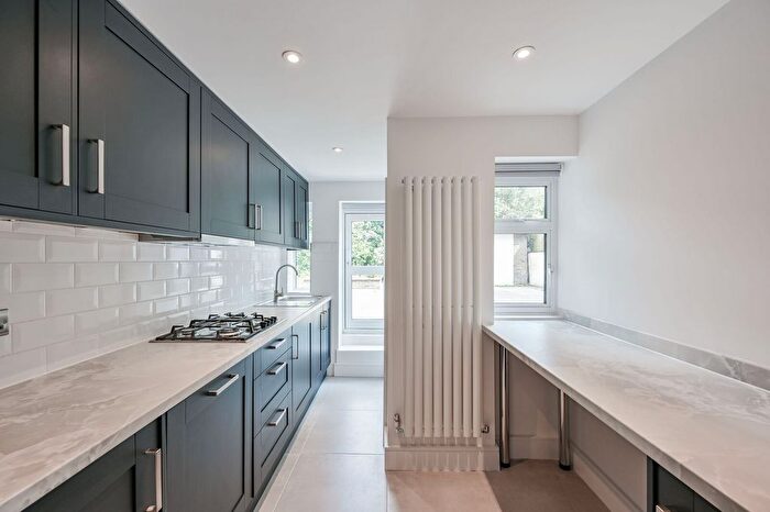 1 Bedroom Flat To Rent In Curwen Road, Shepherd's Bush, London, W12