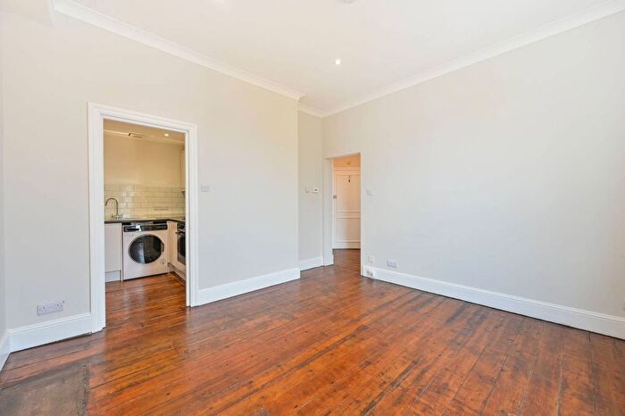 1 Bedroom Flat To Rent In St Charles Square, North Kensington, London, W10
