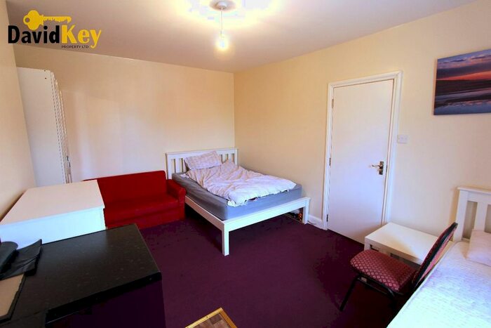 Studio To Rent In Seven Sisters Road, London, N7