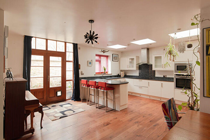 2 Bedroom Flat For Sale In Chadwick Road, Peckham Rye, SE15
