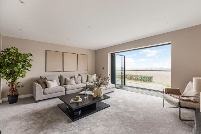 4 Bedroom Detached House For Sale In The Furlongs, Tadworth, KT20