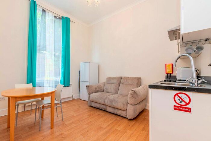 1 Bedroom Flat To Rent In Castletown Road, Barons Court, London, W14
