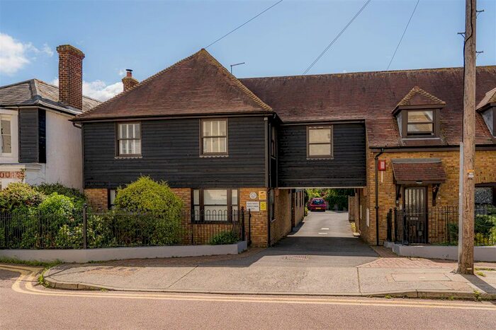 2 Bedroom Flat To Rent In Pettman Mews, Island Wall, Whitstable CT5