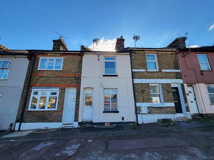 2 Bedroom Terraced House To Rent In Castle Road, Chatham, ME4