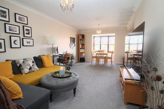2 Bedroom Flat To Rent In Violet Close, Wallington, SM6