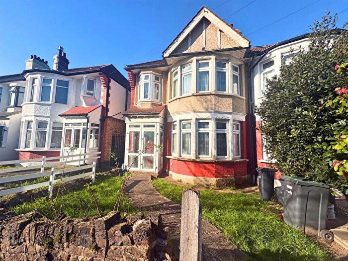 House For Sale In Grenoble Gardens, Palmers Green, London, N13