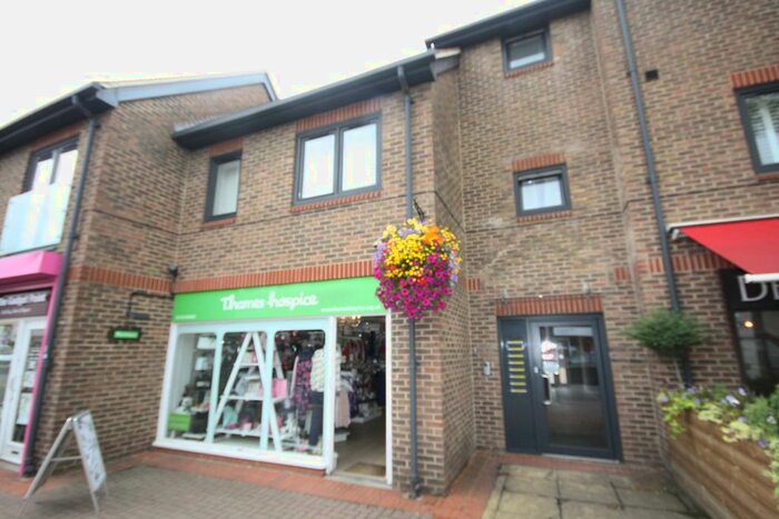 2 Bedroom Flat To Rent In The Broadway, Farnham Common, Slough, SL2