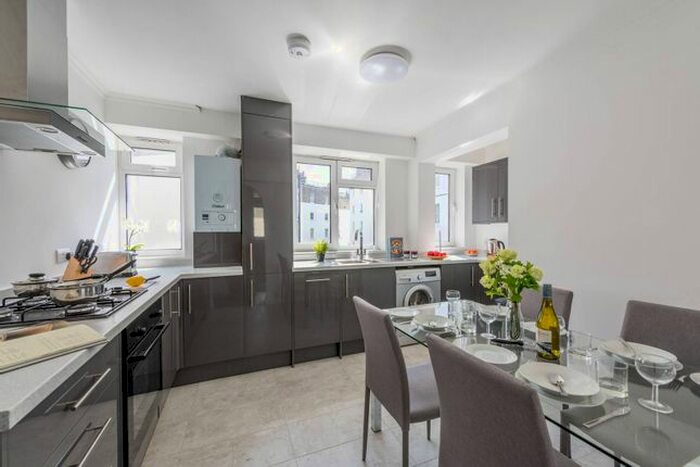 3 Bedroom Flat To Rent In Chapel Street, Marylebone, London, NW1