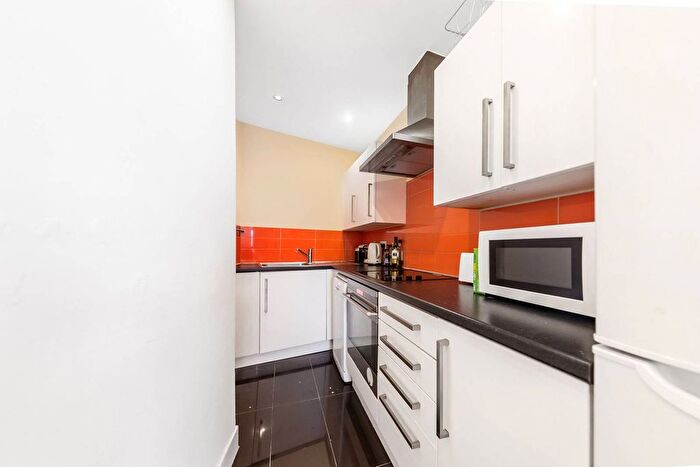 3 Bedroom Flat To Rent In Battersea Park Road, Battersea, London, SW11
