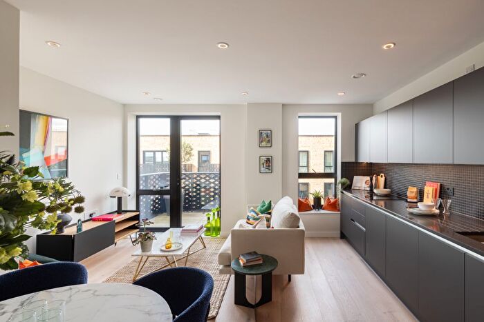2 Bedroom Flat For Sale In Middle Road, London, W7