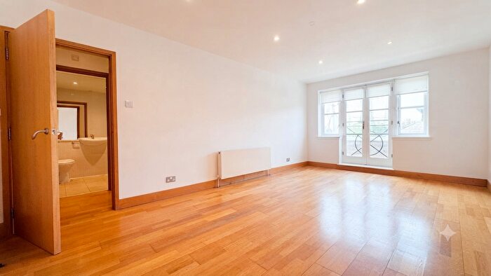2 Bedroom Flat To Rent In Kingsley Mews, London, E1W