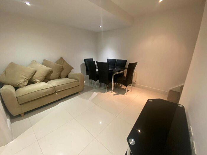 2 Bedroom Flat To Rent In Spacious Two-Bedroom Flat On Essex Road, N1