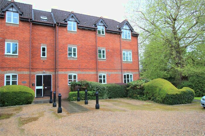 2 Bedroom Flat To Rent In Rembrandt Way, Reading, Berkshire, RG1