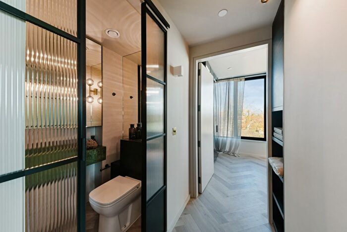 Studio To Rent In Brondesbury Park, London, NW6