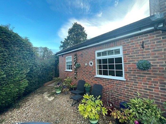 1 Bedroom Flat To Rent In Old Barn Road, Leybourne, West Malling, ME19