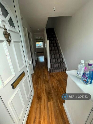 3 Bedroom Flat To Rent In High Road, London, N11