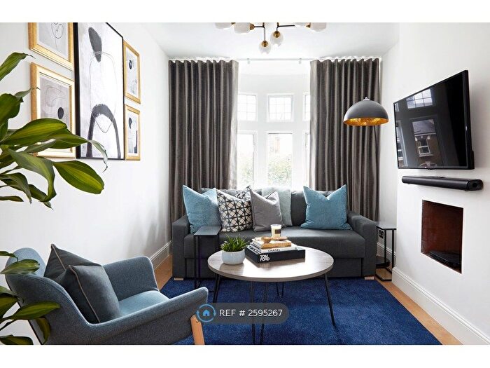 3 Bedroom Flat To Rent In High Road, London, N12