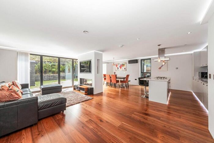 3 Bedroom Apartment For Sale In Lordship Lane, East Dulwich, London, SE22
