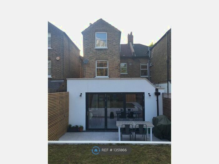 2 Bedroom Flat To Rent In Barry Road, London, SE22