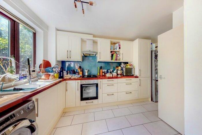 2 Bedroom Flat To Rent In Foxgrove Road, Beckenham, BR3