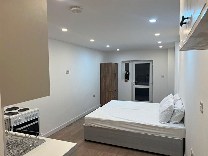 1 Bedroom Flat To Rent In Lonsdale Crescent, Ilford, IG2